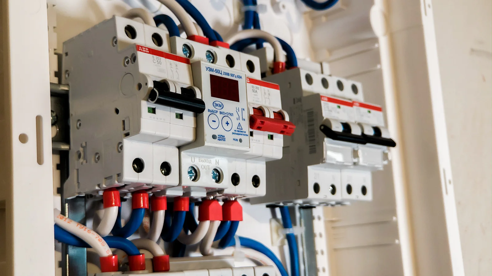 Circuit breakers and wiring in an open DB board